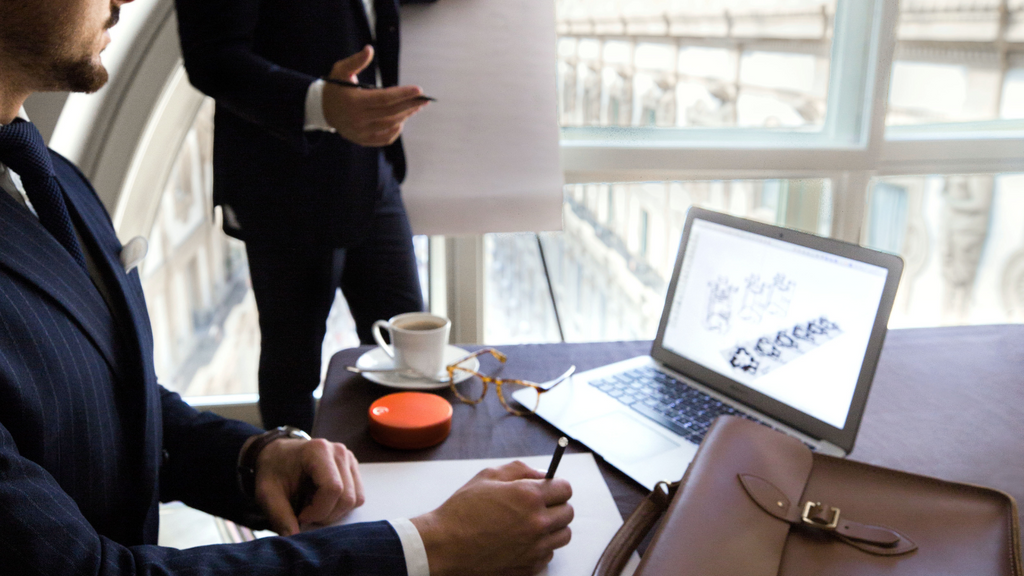 7 Digital Tools That Help You Work Productively While Traveling