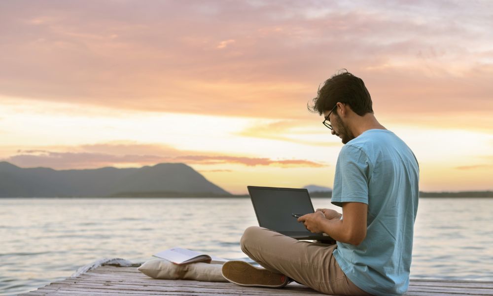 Your Office, Everywhere: How Modern Nomads Stay Connected Anywhere