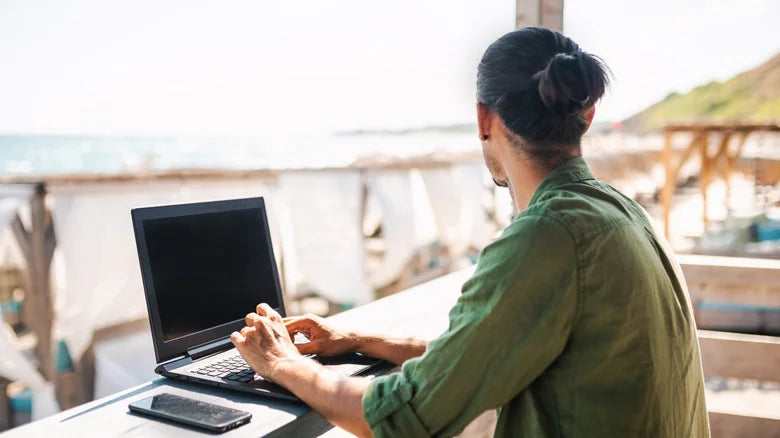 5 Essential Accessories Every Digital Nomad Should Have (Slash Gear)