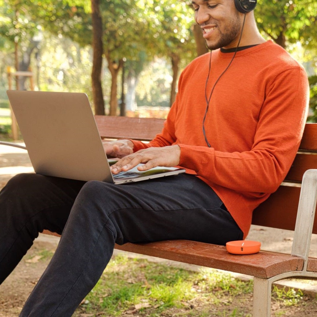 solis lite hotspot and laptop user in park